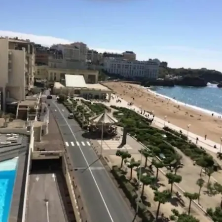 Avec Piscine Face A La